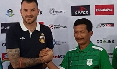 Pelatih PSMS Medan Djadjang Nurdjaman (kanan) bersama pelatih Bhayangkara FC Simon McMenemy.