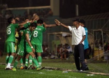 Pelatih PSMS Medan, Suharto (kanan), menyambut pemainnya usai menjebol gawang PS Bengkulu pada Rabu (6/4).