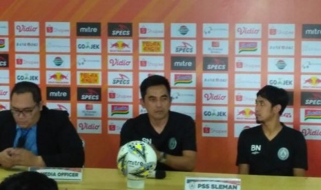 Pelatih PSS Sleman, Seto Nurdiantoro dan pemain, Bagas Adi Nugroho dalam konferensi pers jelang laga lanjutan pekan keenam liga 1 2019, di Stadion Patriot Chandrabhaga, Bekasi, Selasa (2/7).