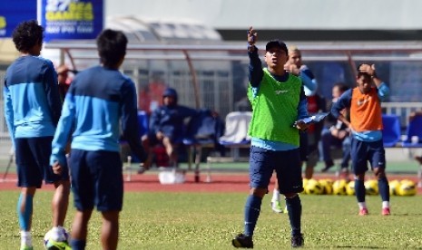 Pelatih Rahmad Darmawan (kanan).