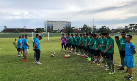 Pelatih Rahmad Darmawan memimpin latihan para pemain Sriwijaya FC di lapangan Sudirman, Balikpapan, Ahad (25/2). Latihan sebelum melakoni laga kedua pada Piala Gubernur Kaltim menghadapi Madura United FC, Senin (26/2).