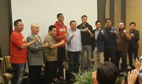 Pelatih Rajko Toroman (kelima kiri) saat diperkenalkan kepada media.