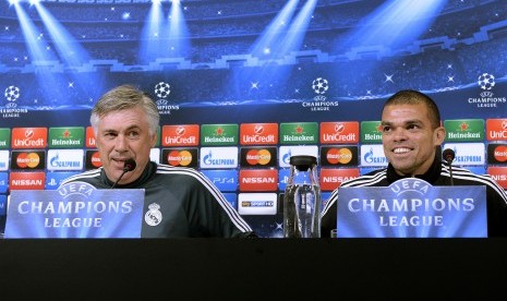 Pelatih Real Madrid, Carlo Ancelotti bersama Bek Madrid, Pepe dalam konferensi pers jelang laga Semi Final Liga Champions, Juventus vs Real Madrid, Rabu Dini Hari.