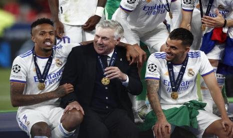 Pelatih Real Madrid, Carlo Ancelotti, bersama pemainnya merayakan keberhasilan menjuarai Liga Champions usai mengalahkan Liverpool 1-0 di partai final Stade de France, Paris, pada Ahad (29/5/2022) dini hari WIB.