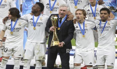 Pelatih Real Madrid Carlo Ancelotti memegang trofi juara Piala Interkontinental 2024 setelah mengalahkan Lachuca 3-0 pada final di Stadion Lusail, Qatar, Kamis (19/12/2024) dini hari WIB.