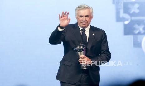 Pelatih Real Madrid Carlo Ancelotti menerima penghargaan Pelatih Pria Terbaik FIFA 2024 di Doha, Qatar, Selasa (17/12/2024) waktu setempat dalam acara The Best FIFA Award 2024.