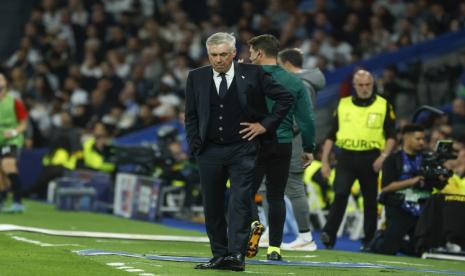 Pelatih Real Madrid Carlo Ancelotti tampak kecewa saat mendampingi timnya melawan AC Milan di Liga Champions. Milan mengalahkan Madrid 3-1 di Santiago Bernabeu, Rabu (6/11/2024) dini hari WIB.