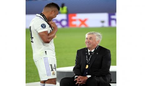 Pelatih Real Madrid Carlo Ancelotti tertawa saat berbicara dengan Casemiro usai memastika juara Piala Super Eropa 2022. Madrid mengalahkan Frankfurt 2-0 di Stadion Olimpiade Helsinki, Finlandia, Kamis (11/8/2022) dini hari WIB.