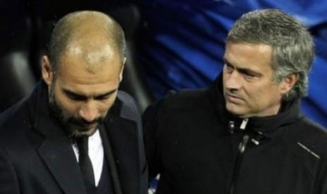 Pelatih Real Madrid, Jose Mourinho (kanan) menghormati keputusan Josep Pep Guardiola (kiri) angkat kaki dari Camp Nou.