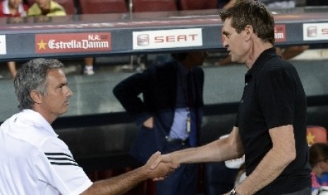 Pelatih Real Madrid, Jose Mourinho (kiri) bersalaman dengan pelatih Barcelona, Tito Vilanova (kanan) usai pertandingan Piala Super Spanyol yang dimenangkan klub Katalan tersebut, Kamis (23/8).