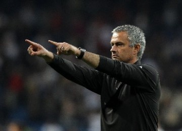 Pelatih Real Madrid Jose Mourinho saat mengawal pasukannya menghadapi CSKA Moscow dalam lanjutan Liga Champions di Stadion Santiago Bernabeu, Rabu (14/3).