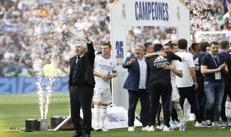 Pelatih Real Madrid (kiri) dalam selebrasi gelar juara La Liga Real Madrid di Santiago Bernabeu, Sabtu (30/4/2022). 