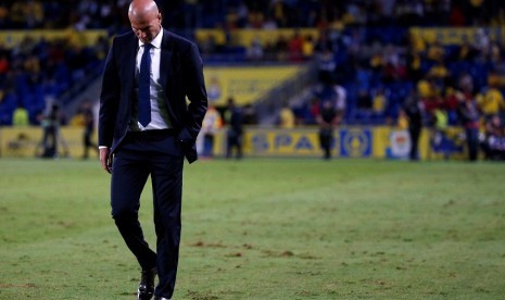 Pelatih Real Madrid, Zidane hanya bisa tertunduk usai timnya hanya bermain imbang 2-2 menghadapi Las Palmas di lanjutan La Liga, Ahad (25/9).