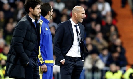 Pelatih Real Madrid, Zinedine Zidane (kanan), memberikan instruksi saat timnya menghadapi Deportivo Coruna dalam laga La Liga Spanyol di Santiago Bernabeu, Madrid, Sabtu (9/1). 