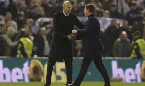 Pelatih Real Madrid, Zinedine Zidane (kiri) menyalami pelatih Celta Vigo, Eduardo Berizzo seusai laga Copa del Rey di stadion Balaidos, Kamis (26/1) dini hari WIB. Madrid tersingkir setelah kalah agregat 3-4.