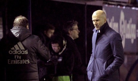 Pelatih Real Madrid, Zinedine Zidane saat laga La Liga lawan Osauna di stadion El Sadar, Ahad (12/2) dini hari WIB. Madrid menang 3-1/.