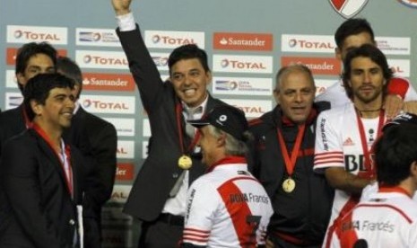  Pelatih River Plate Marcelo Gallardo (mengangkat tangan).