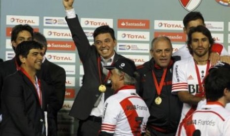 Pelatih River Plate Marcelo Gallardo (mengangkat tangan) merayakan keberhasilan timnya menjuarai Copa Sudamericana 2014, Kamis (11/12) WIB. 