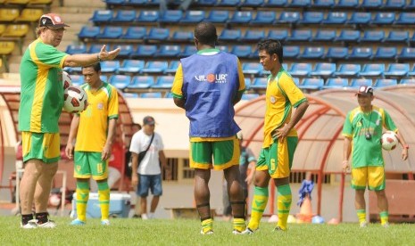 Pelatih Robert Rene Alberts (kiri) dalam suatu sesi latihan PSM Makassar.