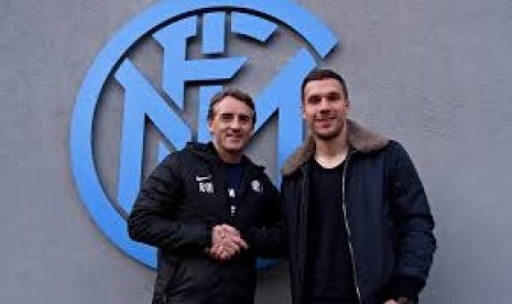 Pelatih Roberto Mancini bersalaman dengan Lukas Podolski