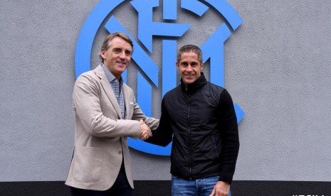 Pelatih Roberto Mancini bersalaman dengan Sylvinho.