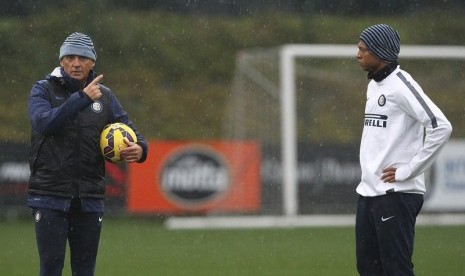 Pelatih Roberto Mancini dan Fredy Guarin.