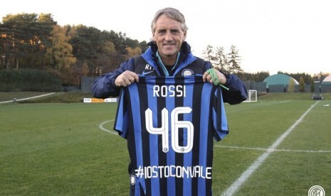 Pelatih Roberto Mancini mendukung Valentino Rossi.