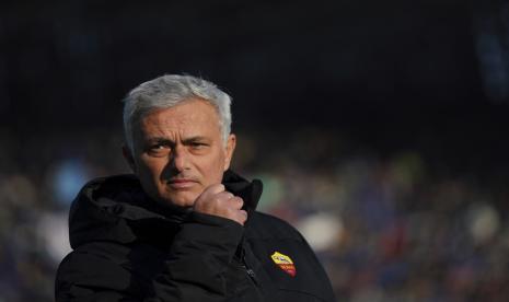 Pelatih AS Roma Jose Mourinho. Klub Inggris Everton dikabarkan tertarik menggaet Mourinho sebagai pelatih. Namun Mourinho menolaknya.