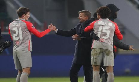 Pelatih Salzburg Jesse March (tengah) memberikan selamat kepada para pemainnya setelah mengalahkan Lokomotiv Moskow 3-1 di Grup A Liga Champions.