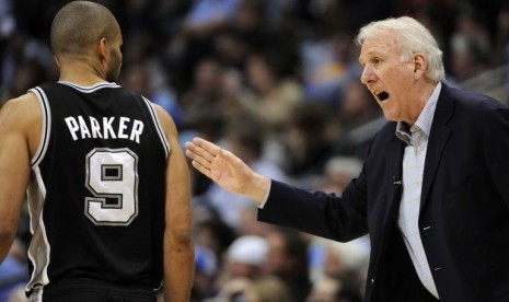 Pelatih San Antonio Spurs, Gregg Popovich (kanan) 