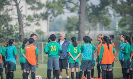 Pelatih Satia Bagdja bersama timnas putri Indonesia.