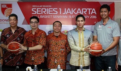 Pelatih Satria Muda Pertamina Cokorda Raka Satrya Wibawa (kanan) dan pelatih Aspac Jugianto Kuntardjo (kiri).