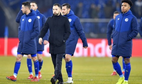 Pelatih Schalke Domenico Tedesco (baju hitam) bersama para pemainnya.