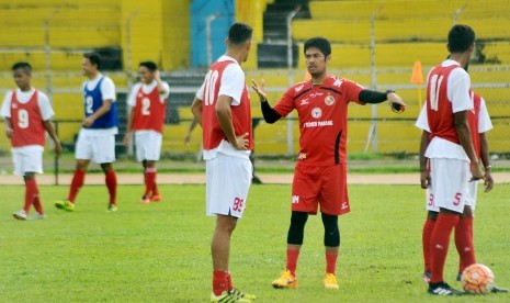 Pelatih Semen Padang FC, Nil Maizar (kedua kanan) berdiskusi dengan sejumlah pemainnya dalam sebuah sesi latihan di Stadion GOR H Agus Salim Padang, Sumatra Barat.