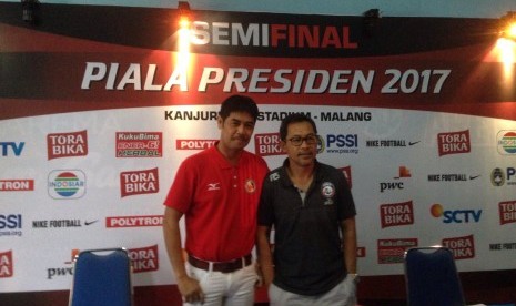 Pelatih Semen Padang, Nil Maizar (kiri) dan pelatih Arema FC, Aji Santoso seusai jumpa pers jelang leg kedua semifinal Piala Presiden 2017, Ahad (5/3). Pada malam ini kedua tim akan bertanding di stadion Kanjuruhan, Malang, Jawa Timur.