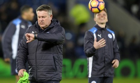 Pelatih Leicester City, Craig Shakespeare (kiri).