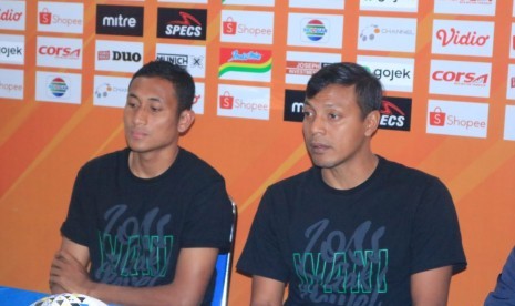 Asisten pelatih Persebaya Bejo Sugiantoro (kanan).