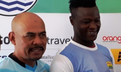 Pelatih sementara Persib Bandung Herrie Setyawan (kiri) bersama penyerang Ezechiel N'Duoassel. 