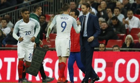 Pelatih sementara timnas Inggris, Gareth Southgate (kanan) mengganti Jamie Vardy dengan Marcus Rashford pada laga persahabatan melawan Spanyol di Wembley, Rabu (16/11) dini hari WIB. Laga berakhir imbang 2-2.