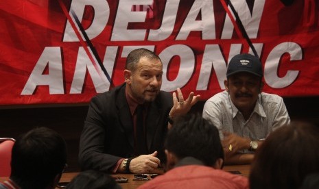 Pelatih sepak bola asal Serbia Dejan Antonic (kiri) didampingi Direktur PT Polana Bola Madura Bersatu Zia Ul Haq Abdurrahim (kanan) menjawab pertanyaan wartawan saat konferensi pers di Surabaya, Jawa Timur, Ahad (13/1/2019). 