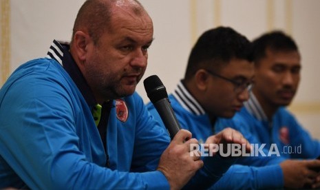 Bojan Hodak (kiri) akan menjadi pelatih Persib Bandung untuk musim 2023/2024 menggantikan Luis Milla.