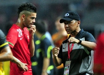 Pelatih sepak bola Timnas Indonesia U-23, Rahmat Darmawan, memberikan instruksi kepada Diego Michiels saat pertandingan  di Stadion Utama Gelora Bung Karno, Jakarta. 