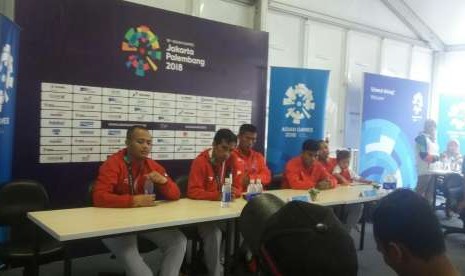 Pelatih sepak takraw Indonesis Asry Syam (kedua dari kiri) sedang memberikan keterangan pers usai tim quadran putra meraih medali emas di Asian Games 2018, Ahad (1/9).