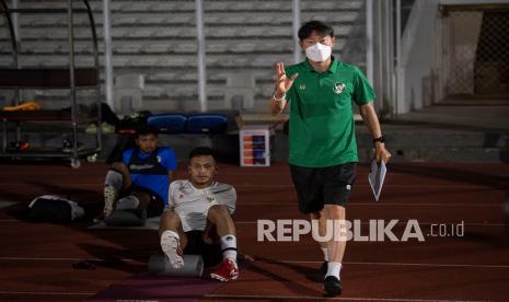 Pelatih Shin Tae-yong (kanan) memberikan pengarahan kepada para pesepak bola dalam latihan timnas Indonesia di Stadion Madya, Kompleks Gelora Bung Karno (GBK), Senayan, Jakarta, Selasa (11/5/2021). Latihan tersebut dilakukan sebagai pesiapan timnas Indonesia menghadapi Uni Emirat Arab (UEA) di Dubai pada 17 Mei 2021 dan dua laga sisa lainnya di Kualifikasi Piala Dunia 2022 Zona Asia Grup G. 