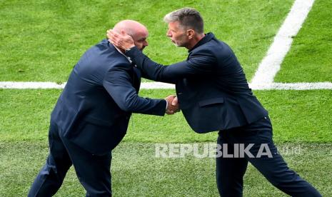 Pelatih Skotlandia Steve Clarke (kanan), berjabat tangan dengan pelatih Republik Ceska Jaroslav Silhavy setelah pertandingan Grup D Euro 2020 antara Skotlandia dan Republik Ceska, di Stadion Hampden Park di Glasgow, Skotlandia, Senin (14/6).