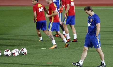 Pelatih Spanyol Julen Lopetegui (kanan) memimpin sesi latihan tim nasional Spanyol di Las Rozas, Madrid, Spanyol, Senin (2/10). 