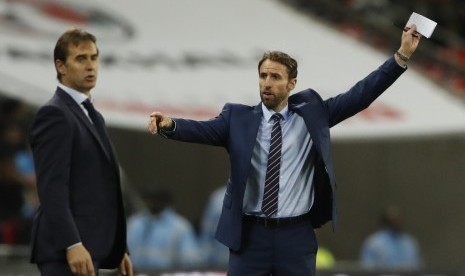 Pelatih Spanyol, Julen Lopetegui (kiri) dan pelatih Inggris, Gareth Southgate pada laga persahabatan di stadion Wembley, London, Rabu (16/11). Kedua tim bermain imbang 2-2.