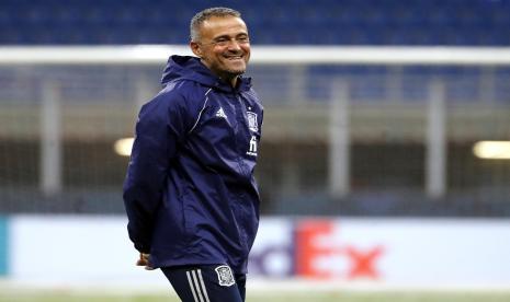 Pelatih timnas Spanyol Luis Enrique menghadiri sesi latihan tim di Stadion Giuseppe Meazza, Milan, Italia. Spanyol akan menghadapi Italia di semifinal UEFA Nations League pada 6 Oktober 2021. 