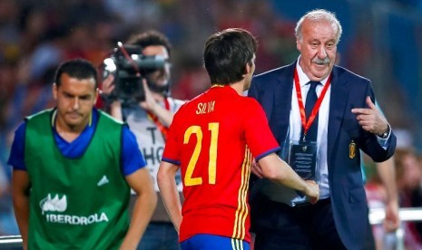 Pelatih Spanyol Vicente Del Bosque berbicara dengan David Silva dalam laga persahabatan melawan Georgia.