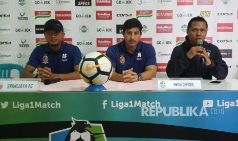 Pelatih Sriwijaya FC Alfredo Vera (tengah) dan pemain SFC Achmad Faris (kiri) memberikan keterangan pers pada sesi pre post match, Senin (22/10) di stadion Moehamad Soebroto Magelang.